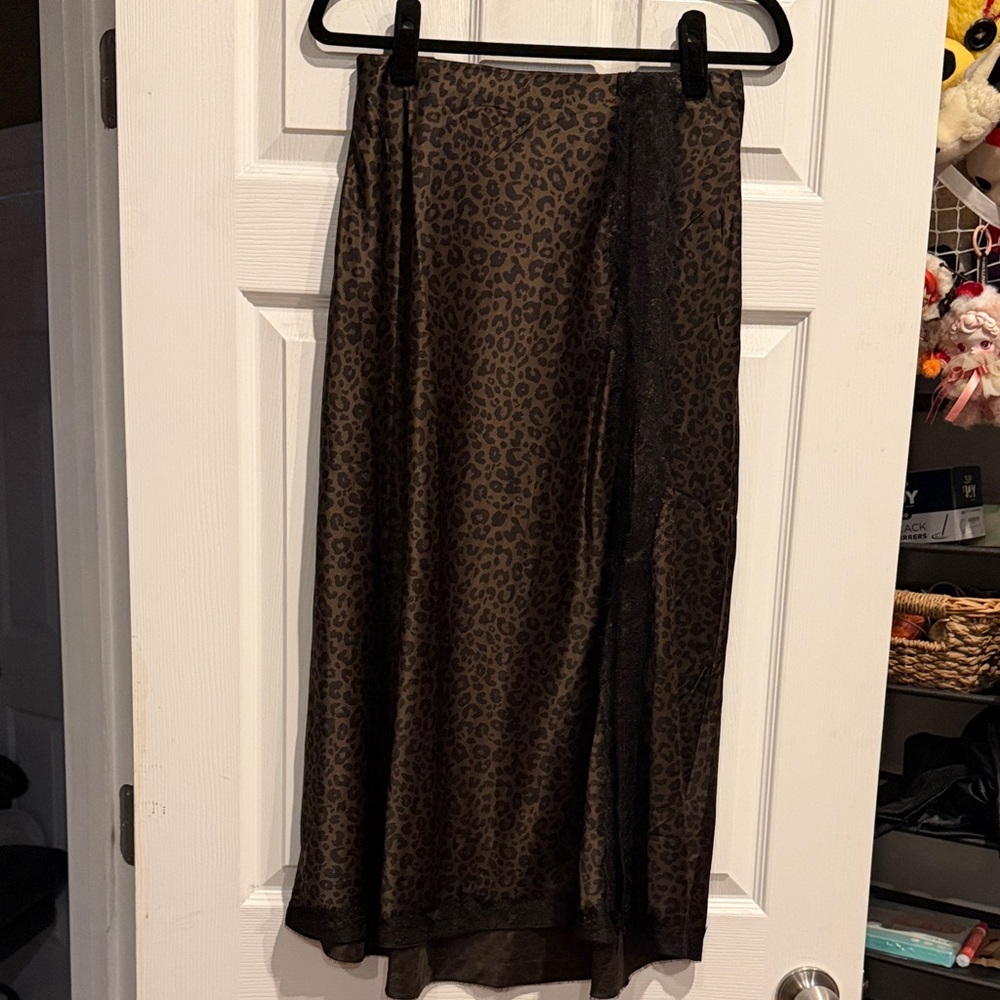 Chic High Leg Slit Leopard Skirt, Size Medium NWT